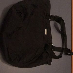A black baggallini tote